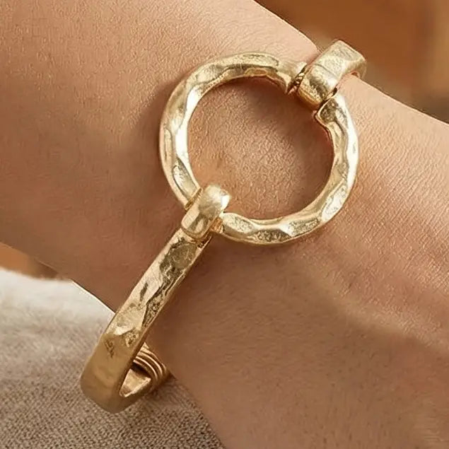 HAMMERED CIRCLE BANGLE BRACELET-GOLD