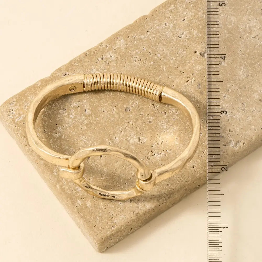 HAMMERED CIRCLE BANGLE BRACELET-GOLD