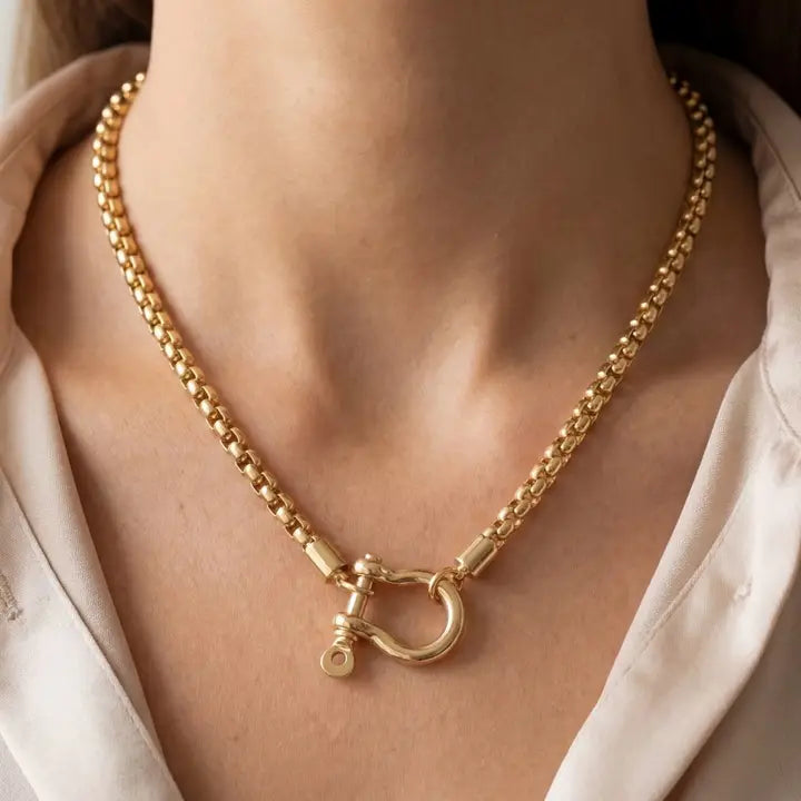 HORSESHOE SHACKLE PENDANT NECKLACE-GOLD