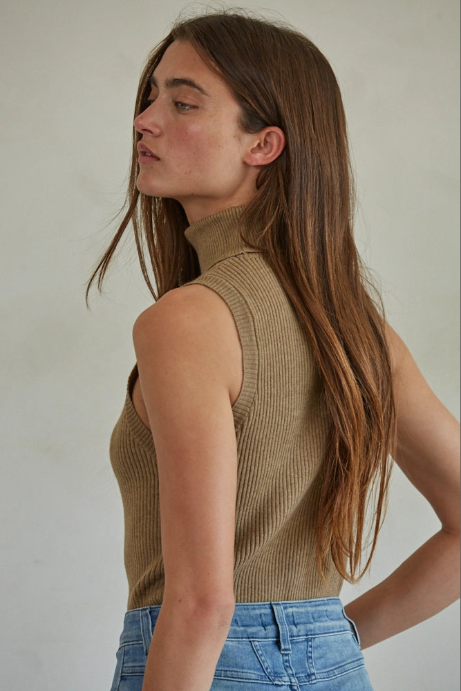 SLEEVELESS TURTLENECK KNIT TOP-BROWN